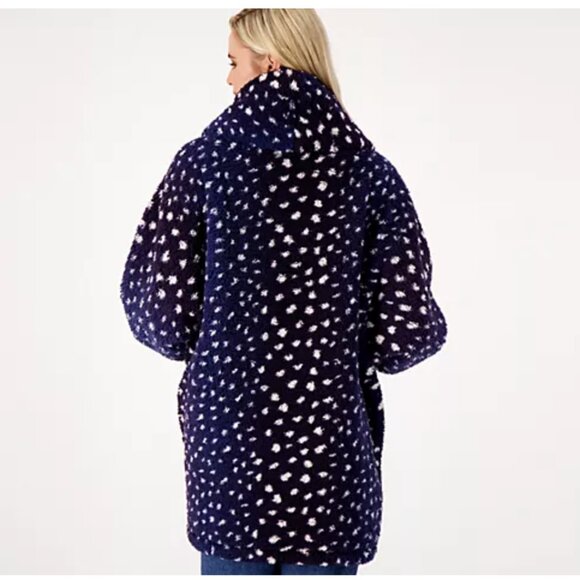 BumbleBella by Jill Martin Sherpa Shawl in Blue and White - Picture 3 of 11